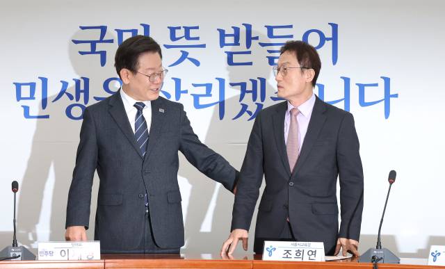 ▲더불어민주당 이재명 대표가 8일 오후 국회에서 예방한 조희연 서울시 교육감을 맞이하고 있다. ⓒ연합뉴스