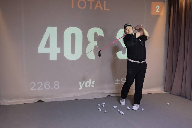 몇 번 휘둘러보더니 별안간에 408.9야드를 찍었다.