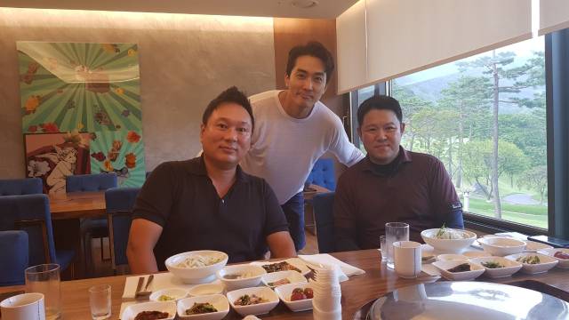 배우 송승헌(가운데), 박 대표를 대중에 알린 방송인 김구라와 함께.