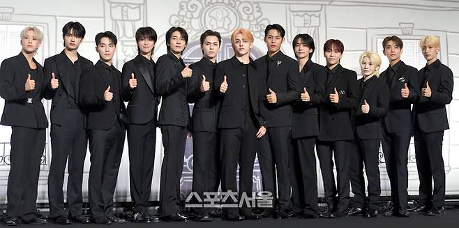 세븐틴 호시, 준, 디노, 디에잇, 원우, 버논, 에스쿱스, 민규, 정한, 승관, 우지, 조슈아, 도겸(왼쪽부터)이 29일 콘래드 서울 호텔에서 그간 9년 활동을 정리한 베스트 앨범 ‘세븐틴 이즈 라이트 히어(17 IS RIGHT HERE)’ 발매 기념 글로벌 기자간담회에서 포토타임을 갖고 있다. 2024. 4. 29. 최승섭기자 thunder@sportsseoul.com