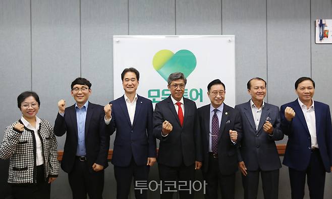 지난 8일 서울 중구 모두투어 본사에서 진행된 관광 교류 우호 협력 간담회를 마치고 조재광 모두투어 상품본부장(왼쪽에서 3번째)과 응웬 밍 빈투언성 인민위원회 부위원장(왼쪽에서 4번째), 이창근 관광 대사(왼쪽에서 5번째) 등 참석자들이 기념 촬영을 하고 있다.