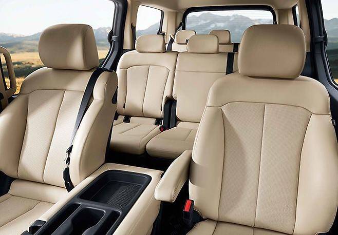 스타리아 투어러(9인승) 1열 좌석 모습. 운전석(오른쪽)과 조수석 사이 콘솔 부분을 펴면 보조석이 된다./현대차 제공