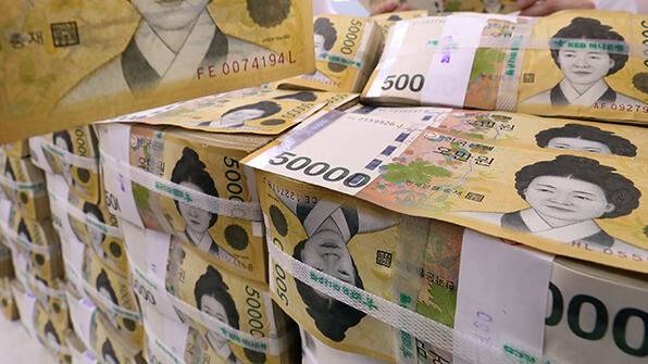 시중은행 금고에 보관중인 현금. 연합뉴스