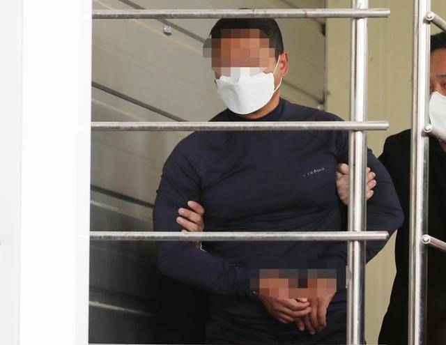 9일 오전 부산법조타운 인근에서 50대 유튜버를 살해한 혐의를 받는 50대 유튜버 A씨가 경주에서 검거돼 부산으로 압송되고 있다. 부산=연합뉴스