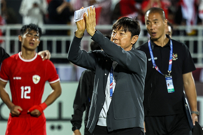 신태용(가운데) 감독이 제6회 아시아축구연맹 U-23 아시안컵 3위 자리를 이라크에 내준 후 인도네시아 응원단에 미안함과 감사를 표하고 있다. 사진=AFP=연합뉴스 제공