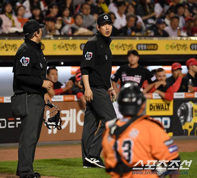 12일 대전 한화생명이글스파크에서 열린 한화 이글스와 KIA 타이거즈의 경기. 6회초 2사 2루 KIA 한준수 타석 때 한화 황준서의 3구째 투구에 대한 ABS 판독 오류 때 구심이 볼을 선언하고 있다. 대전=박재만 기자 pjm@sportschosun.com/2024.04.12/
