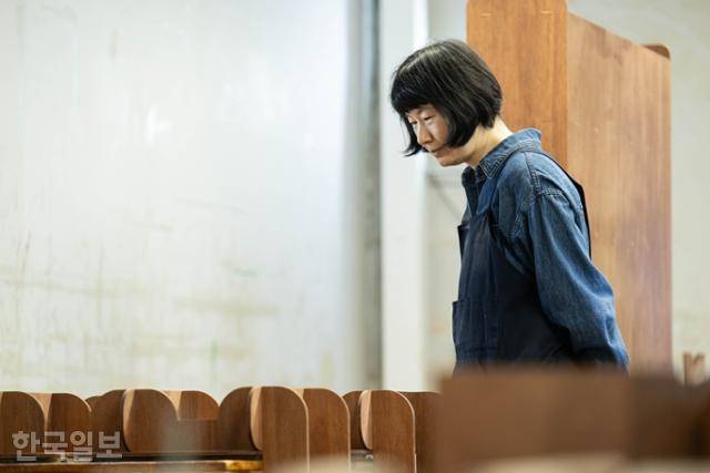 24년 전, 공업디자인과에 입학할 때부터 물건에 매력을 느꼈다. 대학 입시 면접에서는 "아름다운 물건들이 좋고, 그런 물건들이 사람들의 삶을 윤택하게 만드는 풍경이 좋다"고 대답했다. 그중에서도 가장 강하게 마음을 사로잡았던 건 가구였다. 이한호 기자