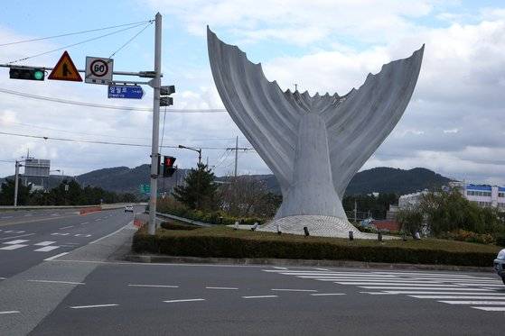10년 만에 철거된 경북 포항시 남구 동해면 '은빛 풍어' 조형물 모습. 연합뉴스