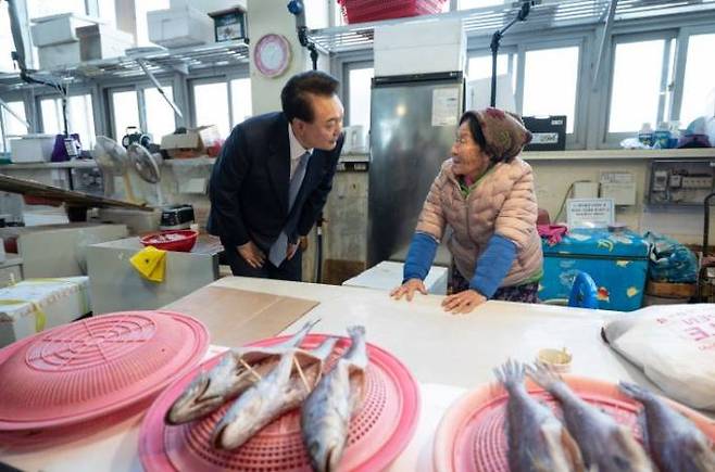 윤석열 대통령이 2024년 3월 5일 경남 사천시 삼천포 용궁수산시장을 찾아 한 상인과 대화하고 있다. 대통령실