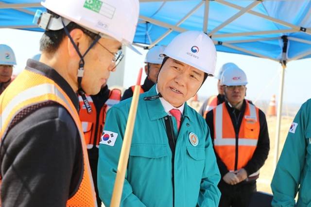 ▲김경안 청장이 도로 건설 현장을 살펴보고 있다. ⓒ새만금개발청