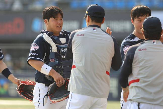 김기연(왼쪽)과 하이파이브하는 이승엽 감독./사진=두산 베어스 제공