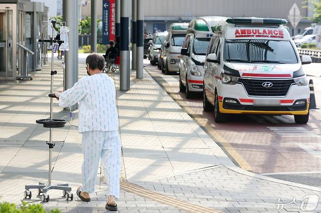 9일 서울의 한 대학병원에서 환자가 오가고 있다. 2024.5.9/뉴스1 ⓒ News1 민경석 기자