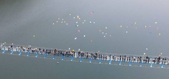 지난달 12일 충북 진천군 농다리 인근에 조성한 '초평호 미르309' 출렁다리. 사진 진천군