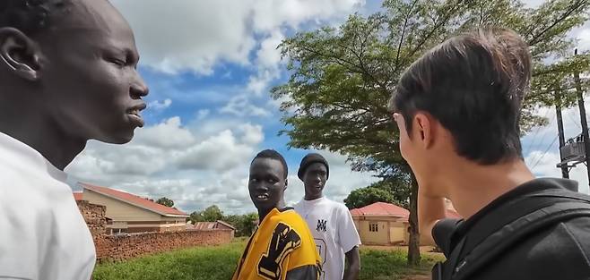 딩카족과 만난 한 유튜버. 사진은 유튜버 영상 캡처