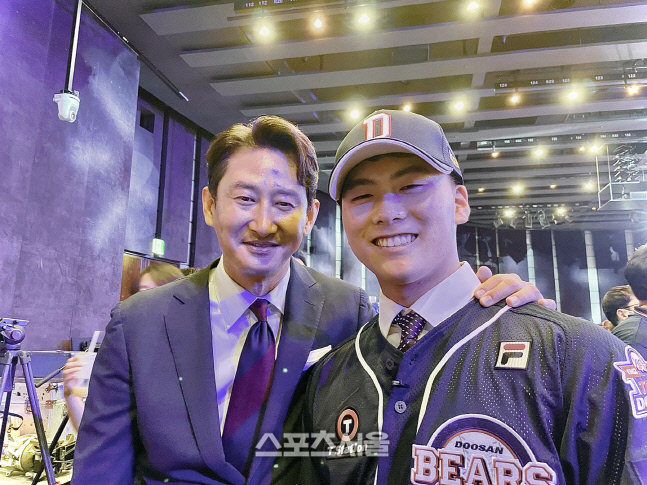 윤준호가 지난 2023 KBO리그 신인드래프트에서 두산에 지명됐다. 왼쪽은 박용택 해설위원. 사진 | 황혜정 기자 et16@sportsseoul.com