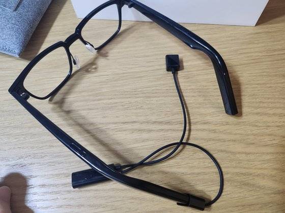 화웨이 아이웨어를 충전하기 위해서는 별도의 충전선과의 연결이 필요하다. 충전선 양쪽을 각각 다리에 낀 후 C타입 충전기와 연결해 충전한다. 박해리 기자