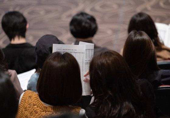 지난달 9일 열린 한 입시 설명회에서 학부모들이 자료를 살펴보고 있다. 사진은 기사 내용과 관련 없음. 뉴스1
