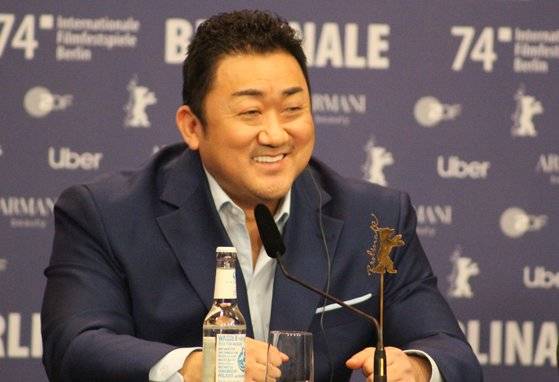 배우 마동석이 지난 2월 23일(현지시간) 독일 베를린 그랜드하얏트호텔에서 열린 제74회 베를린영화제 기자회견에서 질문에 답하고 있다. 연합뉴스