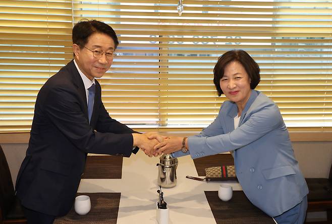 더불어민주당 소속 추미애(오른쪽)·조정식 국회의장 후보가 오늘(12일) 오후 서울 여의도의 한 식당에서 국회의장 후보 단일화를 논의하기 위해 회동하며 악수하고 있다 / 사진 = 연합뉴스