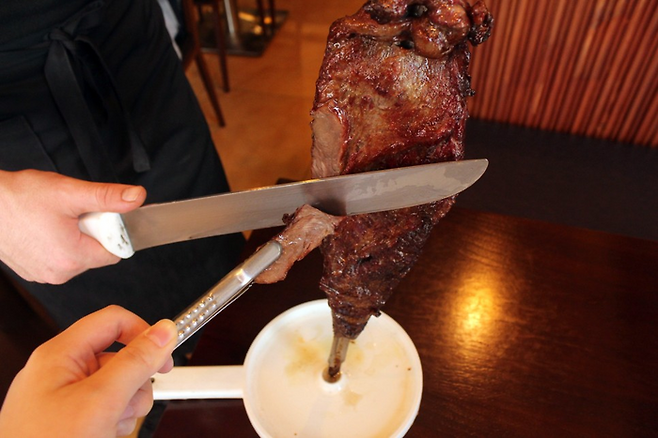 셰프가 직접 나와 고기를 잘라준다. / 사진=정세윤 여행+ 기자