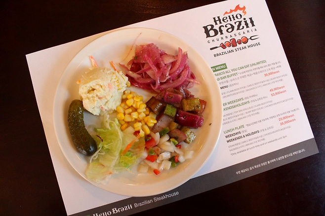 샐러드 바에서 먹고 싶은 음식을 자유롭게 담아오면 된다. / 사진=정세윤 여행+ 기자