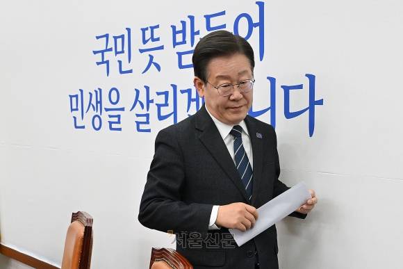 이재명 더불어민주당 대표가 8일 국회에서 열린 최고위원회의가 끝나고 퇴장하고 있다. 2024.5.8 오장환 기자