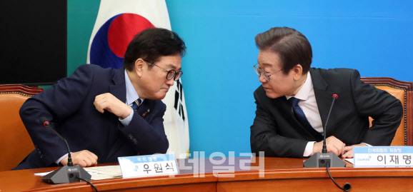 우원식(왼쪽) 더불어민주당 의원이 이재명 대표와 지난 4·10 총선을 앞두고 당내 회의에서 이야기를 나누고 있는 모습.(사진=이데일리 방인권 기자)