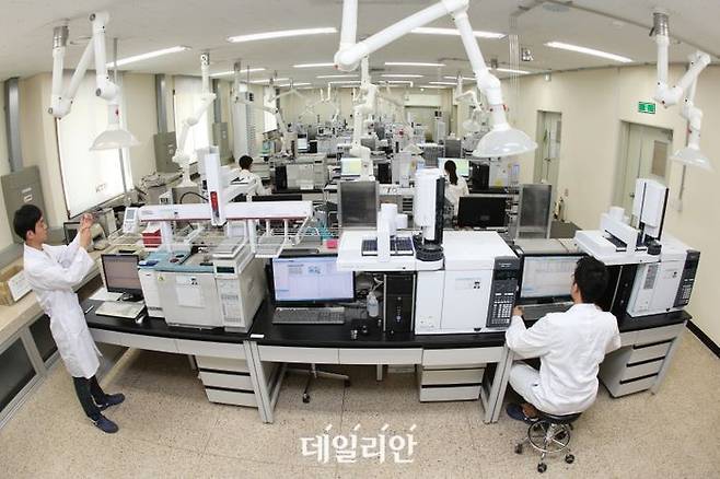 KTR 연구원들이 환경분석 시험을 하고 있는 모습.ⓒKTR