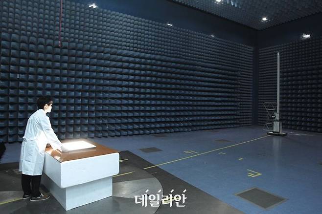 KTR 연구원이 10m 챔버에서 전자파 시험을 하고 있는 모습.ⓒKTR
