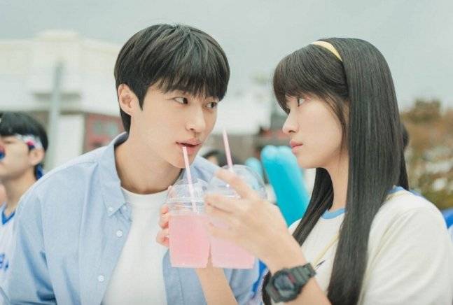 드라마는 싸이월드 등 옛감성을 살렸다는 평가를 받는다. tvN 제공