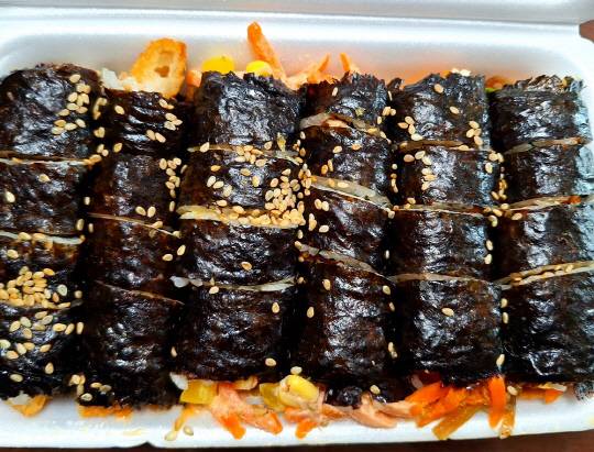 1줄에 1000원짜리 김밥을 6줄 구매해 포장해봤다. 일반 김밥에 비해 메뉴가 다양하며 속재료도 꽉차 있어 한끼 식사로도 손색이 없다.<박상길 기자>