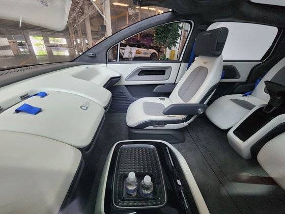 중국 IT업체 바이두가 개발한 6세대 로보택시 RT의 내부 모습. 자율주행용으로 개발돼 운전석과 운전대가 없다. 이도성 특파원