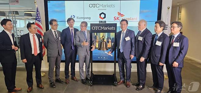 8일 미국 뉴욕 맨하탄 OTC 마켓 투자설명회에 앞서 타종을 준비하고 있는 류광지 (오른쪽에서 네번째) 회장 (금양 제공)