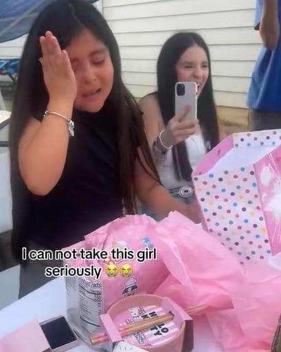 까르보불닭볶음면을 생일 선물로 받고 기쁨의 눈물을 흘리는 소녀의 모습. /틱톡