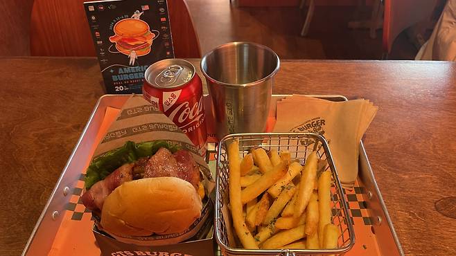 ‘2024 아메리칸 버거위크’에 참가한 GTS버거의 베이컨 더블버거 세트. 전새날 기자