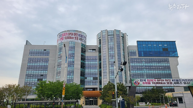 ▲ 경남 창원시 양덕동 KC월드카프라자. 지하 2층부터 지상 7층까지 연면적 3만 평에 이르는 규모다.