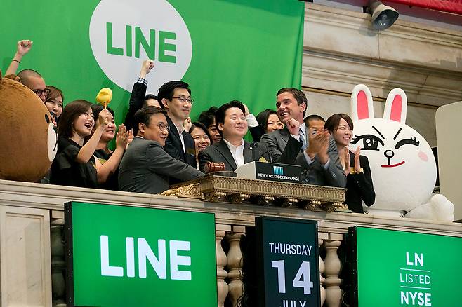 2016년 7월14일 뉴욕 증권거래소에서 신중호 현 라인야후 CPO(가운데)가 주먹을 높이 들고 있다. ⓒAP Photo