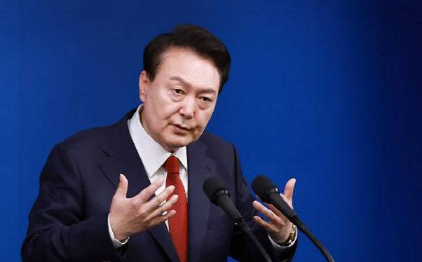 윤석열 대통령은 9일 오전 서울 용산 대통령실 청사 브리핑실에서 열린 ‘윤석열정부 2년 국민보고 및 기자회견’에서 “금투세를 폐지하지 않는다면 우리 증시에서 엄청난 자금이 이탈될 것”이라고 말했다. (사진=연합뉴스)