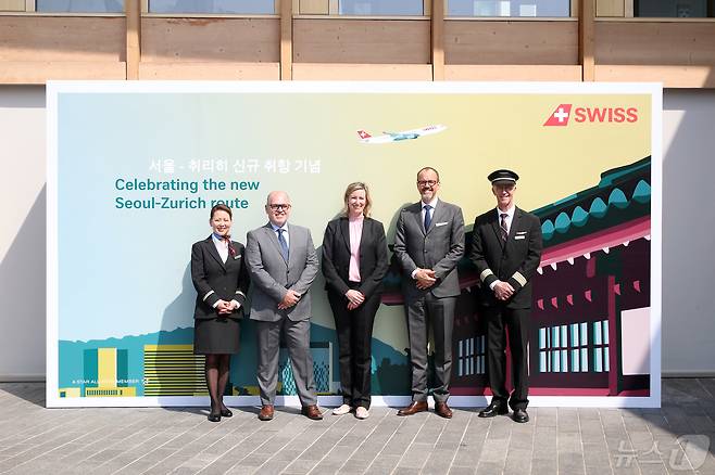 레안드로 토니단델 스위스 항공 한국 지사장(왼쪽에서 두번째), 줄리아 힐렌브래드 브랜드 경험 부사장, 마쿠스 빈커트 최고 재무 책임자(스위스 항공 제공)