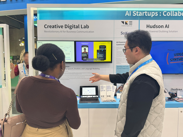 지난 2월 스페인 바르셀로나에서 열린 모바일월드콩그레스(MWC) 전시회에 참가한 크디랩 직원이 관람객에게 쏘카인드에 대해 설명하고 있다. 크디랩 제공