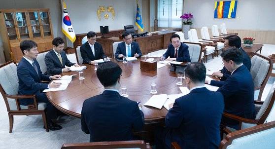 지난 9일 서울 용산 대통령실에서 열린 '제1차 경제이슈점검회의'에서 윤석열 대통령이 발언하고 있다. 이날 회의엔 주요 경제 수장들이 모두 참석했다. 왼쪽부터 이복현 금융감독원장, 김주현 금융위원장, 이창용 한은총재, 최상목 경제부총리, 윤대통령, 정진석 비서실장,성태윤 정책실장, 박춘섭 경제수석, 경제금융비서관. 사진 대통령실
