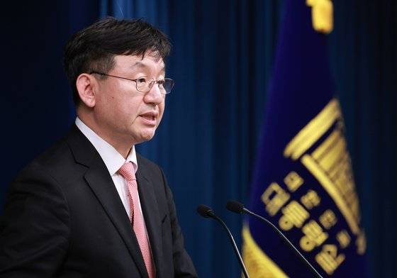 지난 13일 성태윤 대통령실 정책실장이 대통령실 청사에서 일본 정부의 행정지도로 촉발된 '라인 사태'와 관련해 현안 브리핑을 하고 있다. 연합뉴스