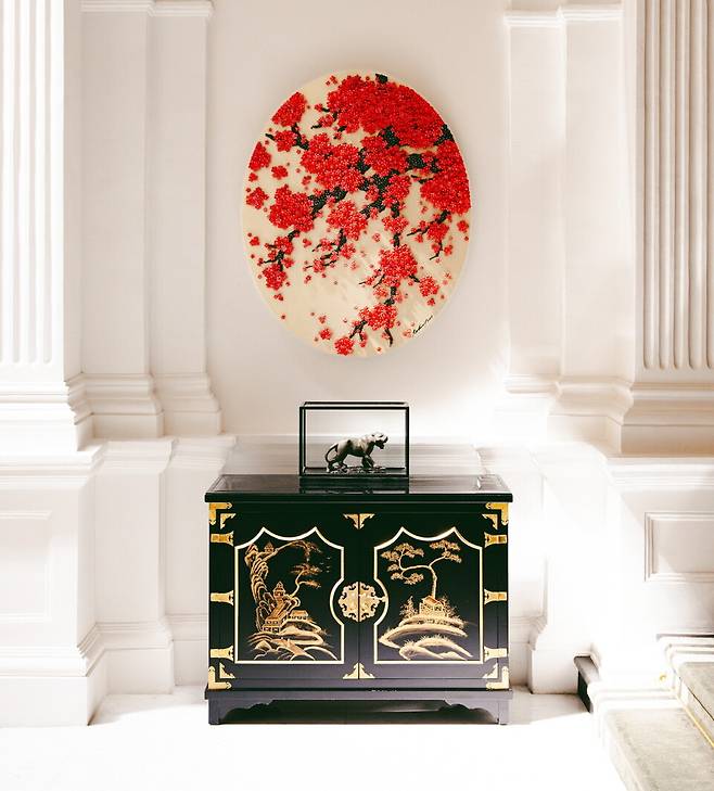 서울과 뉴욕을 비롯해 세계에서 활약 중인 Ran Hwang(황란) 작가의 작품이 그랜드 로비를 더 돋보이게 하고 있다. 단추와 핀을 활용해 한국의 숲, 그리고 힐링을 표현했다. 작품을 보고 있으면 투숙객에게 최고의 휴식을 선사하는 팜 코트가 떠오른다