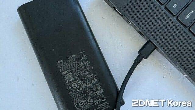 기본 제공 어댑터는 USB-PD 방식이며 최대 165W를 공급한다. 스마트폰/태블릿 등 타사 제품과 호환된다. (사진=지디넷코리아)