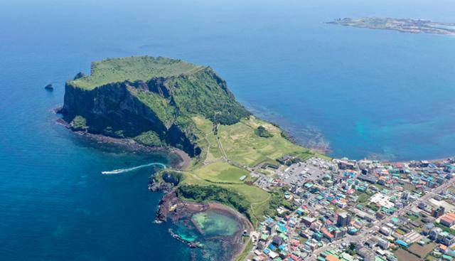 부처님오신날부터 19일까지 닷새간 제주 성산일출봉을 포한함 서울 4대 궁궐(경복궁·창덕궁·덕수궁·창경궁) 등 전국 76곳의 문화재(국가유산)가 무료로 개방된다. 서귀포=뉴시스