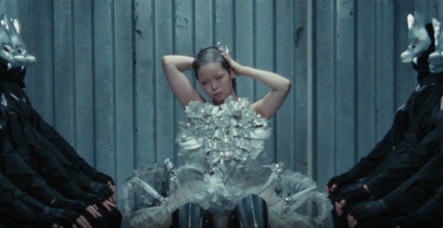 XG 멤버 코코나가 앨범 콘셉트를 위해 삭발을 감행했다. '워크 업' 뮤직비디오 티저 캡처