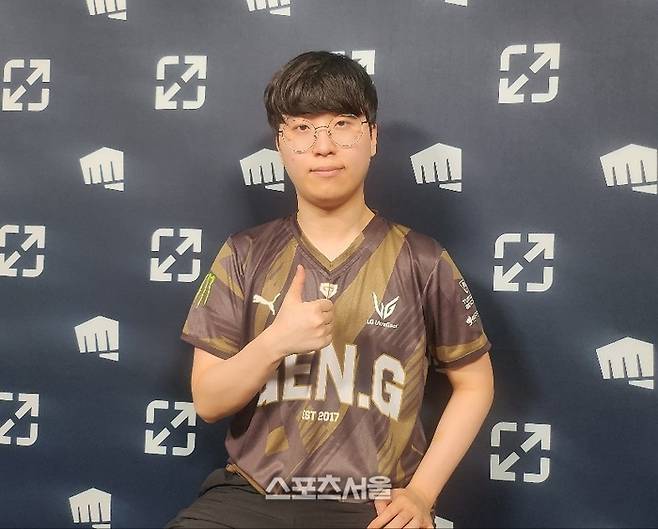 ‘기인’ 김기인이 인터뷰를 한 후 기념촬영을 하고 있다. 청두=김민규기자 kmg@sportsseoul.com