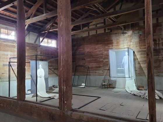 단가 시인 손호연(1923~2003)과 그 딸 이승신 시인을 형상화한 조덕현 작가의 작품. 전북 익산의 춘포 도정공장 설치. 문소영 기자