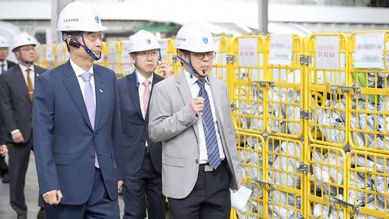 한덕수 국무총리가 지난 16일 오전 인천 중구 인천공항세관 특송물류센터에서 현장 점검을 하고 있다. 뉴스1