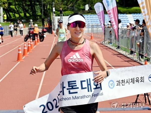 女 하프코스 우승 류승화씨. 특별취재반